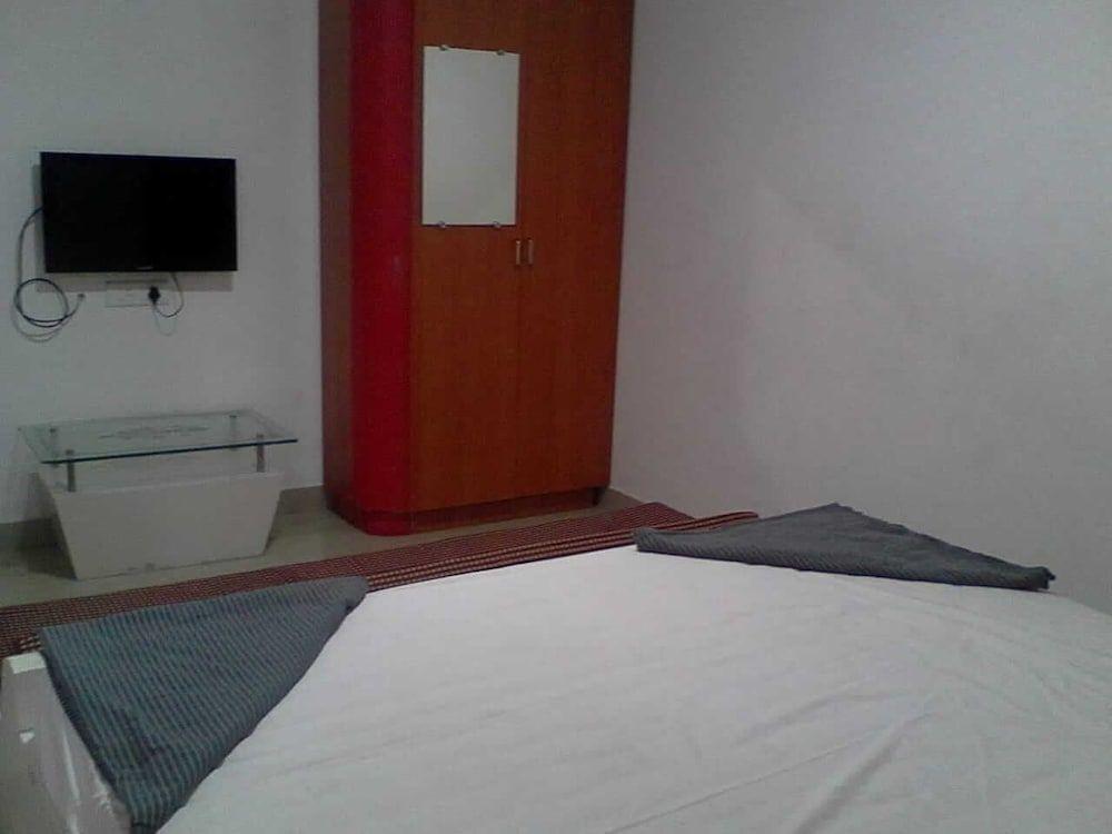 Пунди: Hotel SR Residency