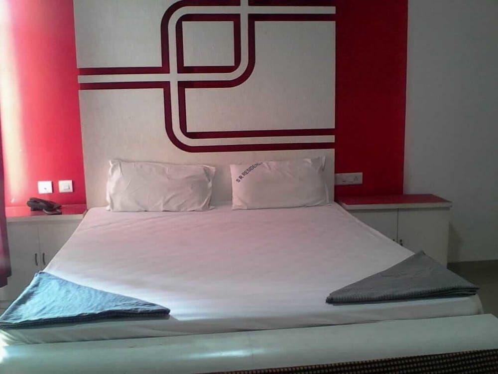 Пунди: Hotel SR Residency