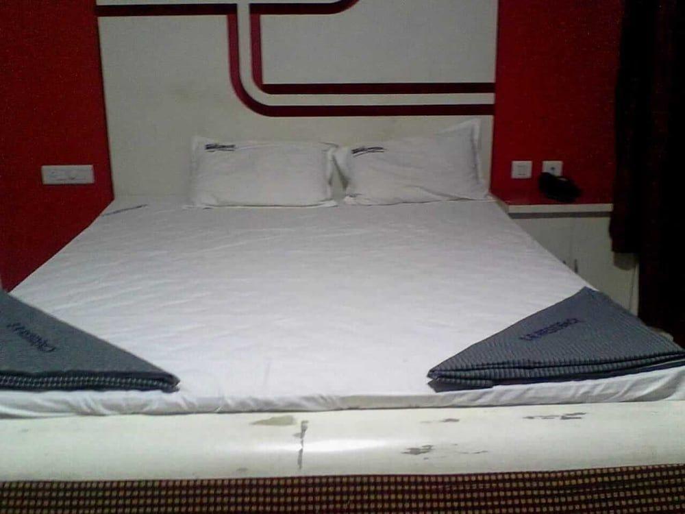 Пунди: Hotel SR Residency
