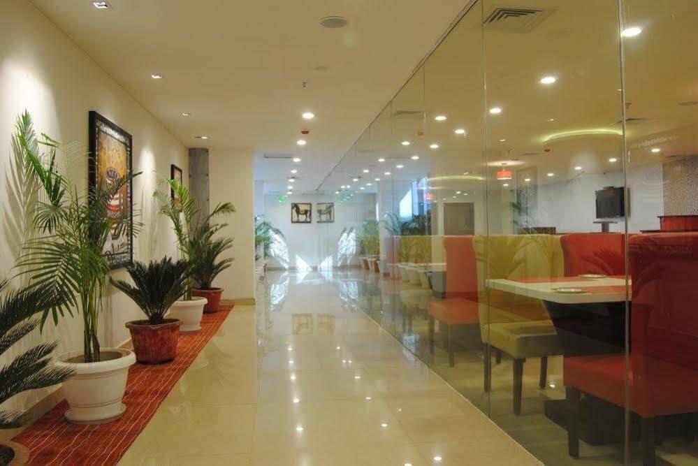 Газиабад: SK Premium Park, World Square Mall