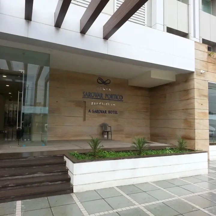Гандидхам: Ambar Sarovar Portico