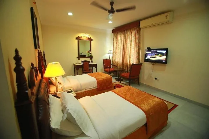 Чирайнкижу: Madathil Regency Hotel