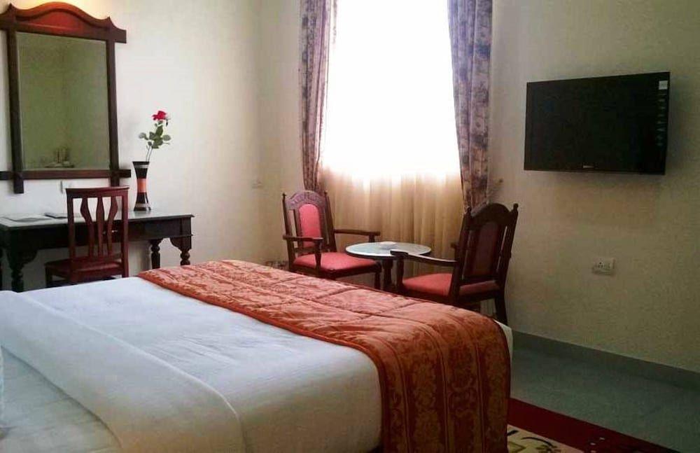 Чирайнкижу: Madathil Regency Hotel