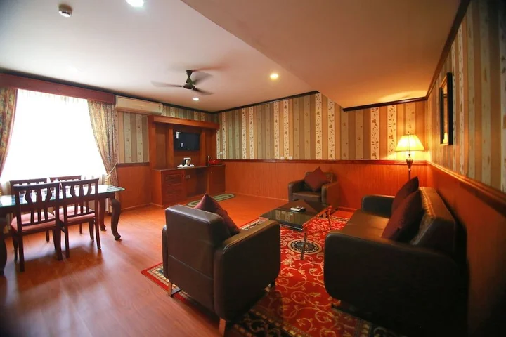 Чирайнкижу: Madathil Regency Hotel