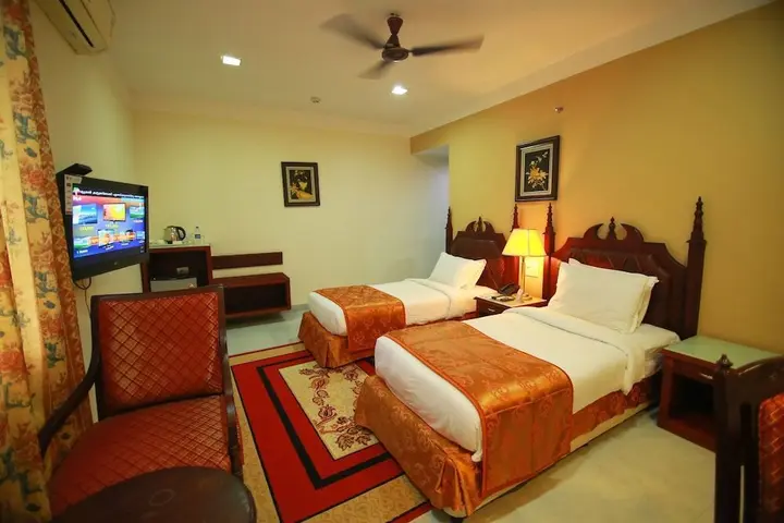 Чирайнкижу: Madathil Regency Hotel