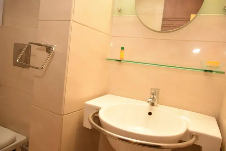 Индаур: FabHotel Amrit Residency