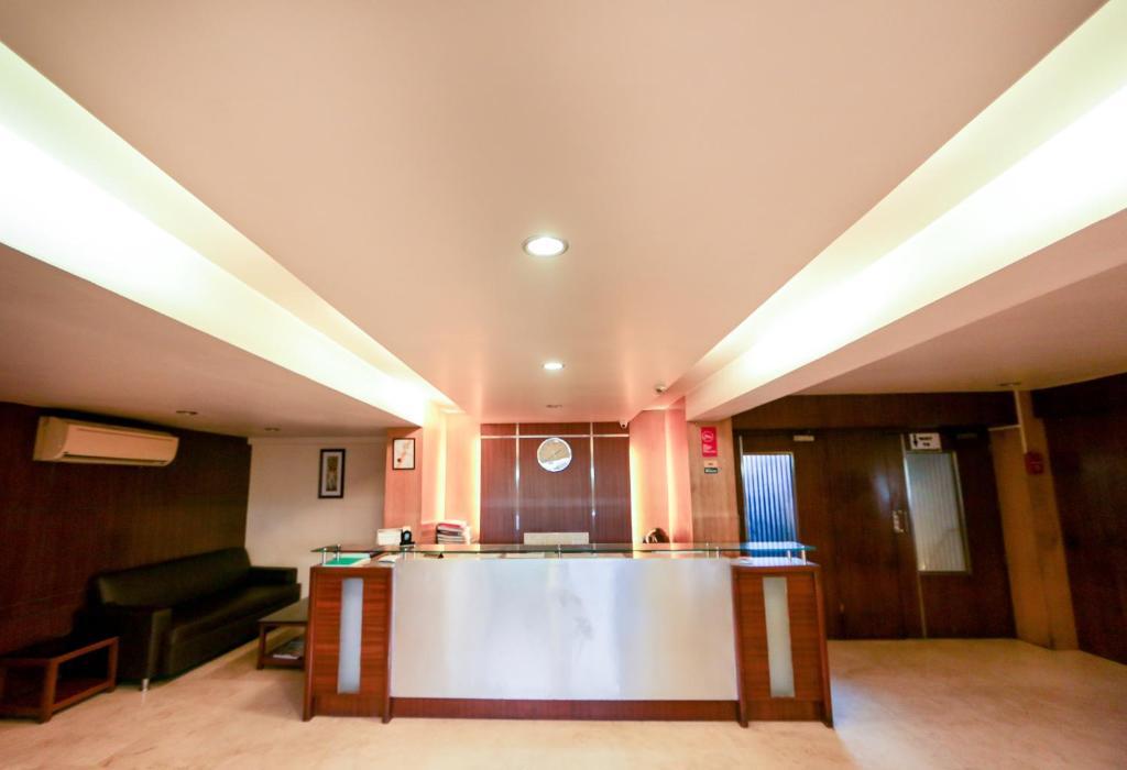 Lucky Hotel Goregaon — фото 1