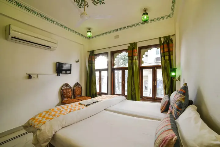 Удаипур: Hotal Devraj Niwas on Lake Pichola Udaipur