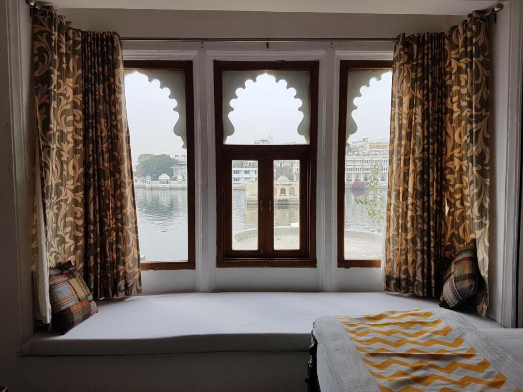 Удаипур: Hotal Devraj Niwas on Lake Pichola Udaipur
