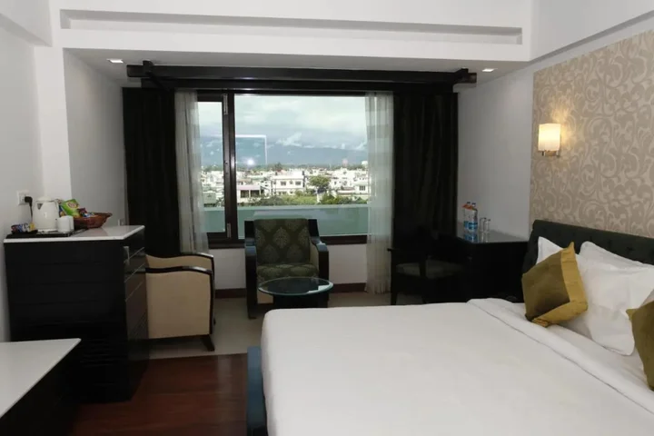 Дехрадун: Hotel Saffron Leaf