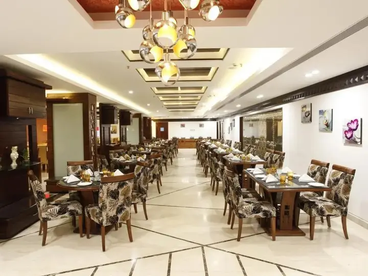 Дехрадун: Hotel Saffron Leaf