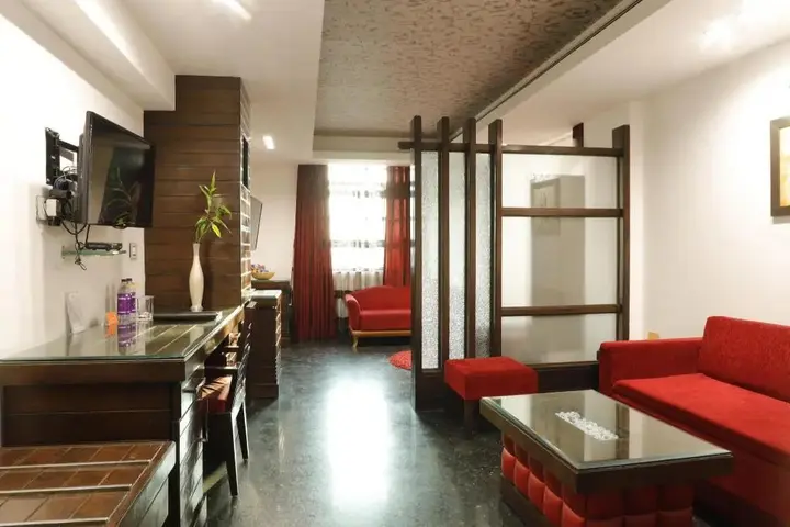 Дехрадун: Hotel Saffron Leaf