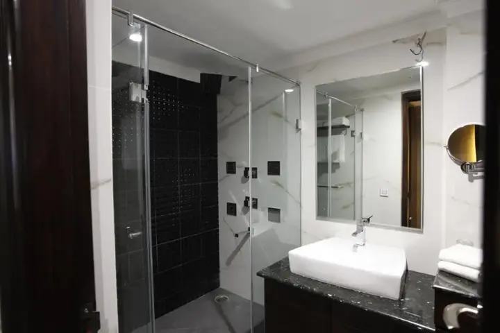 Дехрадун: Hotel Saffron Leaf
