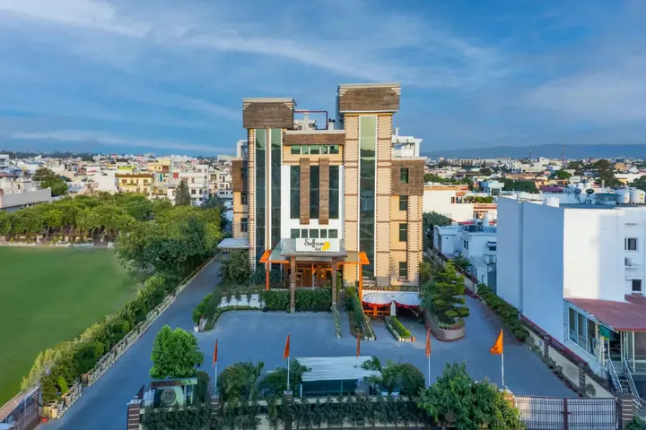 Дехрадун: Hotel Saffron Leaf