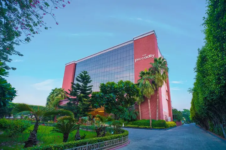 Лакхнау: The Piccadily Lucknow