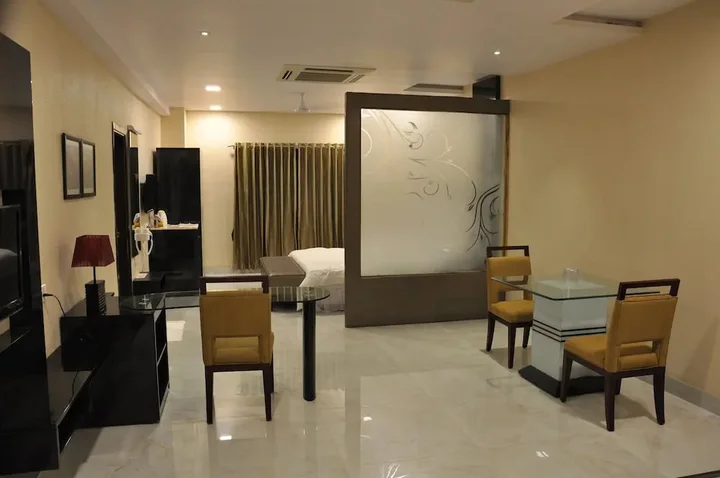 Джамнагар: Hotel celebration