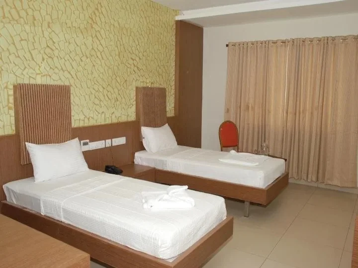 Карур: PL A Amrith Inn