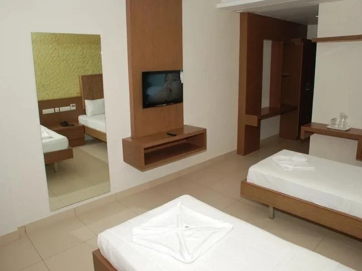 Карур: PL A Amrith Inn