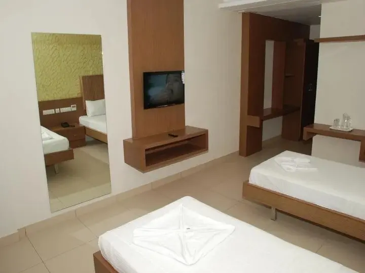 Карур: PL A Amrith Inn