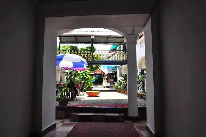 Коччи: Toms Old Mansion
