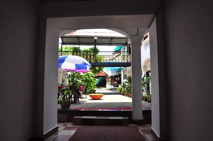 Коччи: Toms Old Mansion