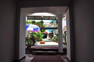 Коччи: Toms Old Mansion