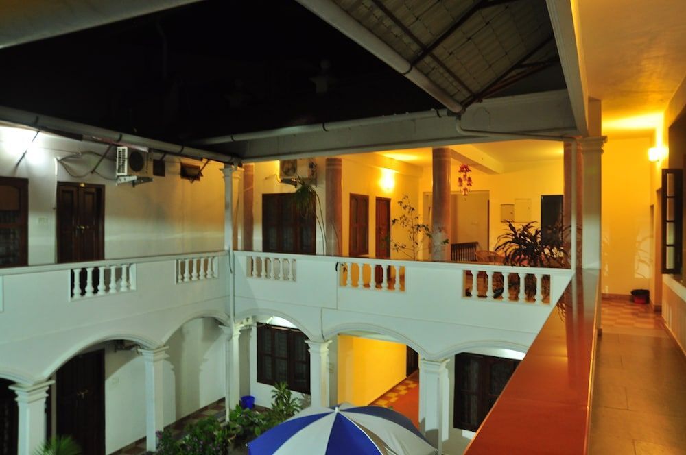 Коччи: Toms Old Mansion