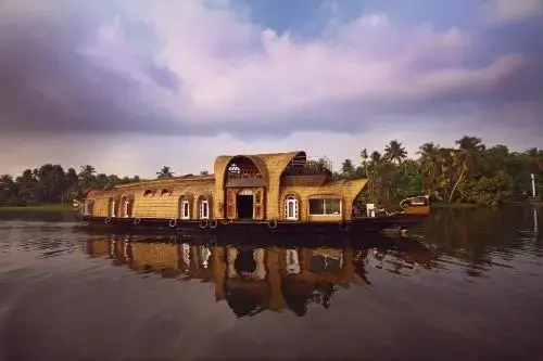 Мухамма: Lakelands Cruises