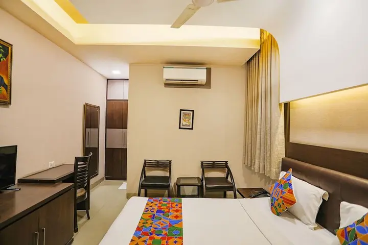 Нойда: FabHotel Pine Tree