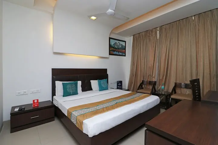 Нойда: FabHotel Pine Tree