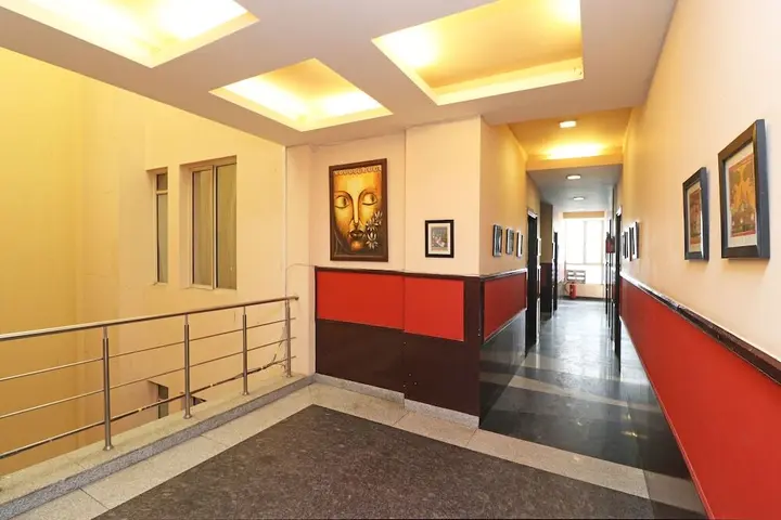 Нойда: FabHotel Pine Tree