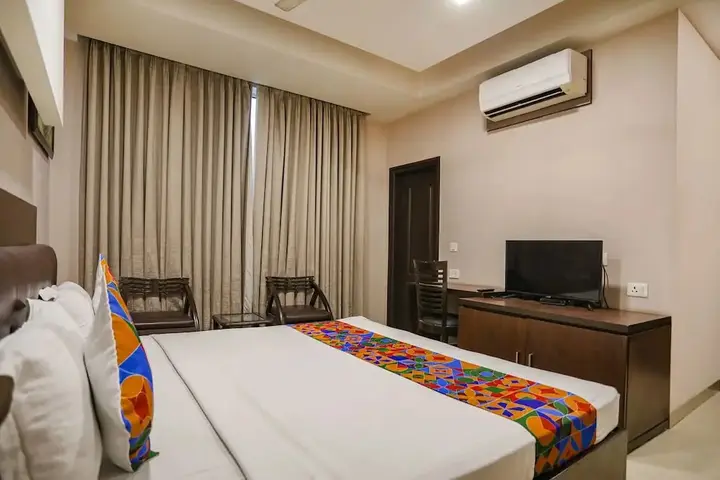 Нойда: FabHotel Pine Tree
