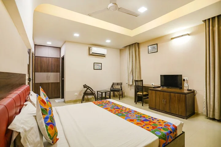 Нойда: FabHotel Pine Tree