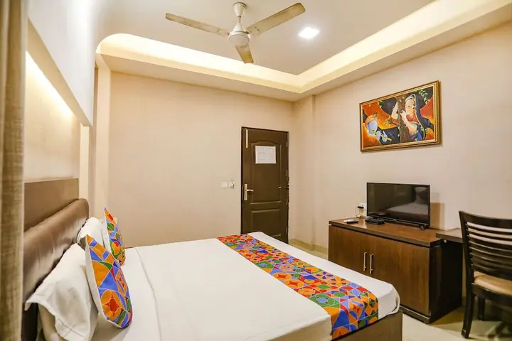 Нойда: FabHotel Pine Tree
