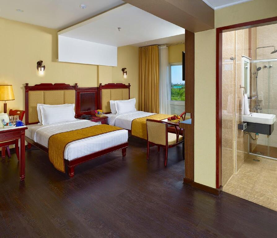 Маниячи: Hotel Palmyra Grand Suite