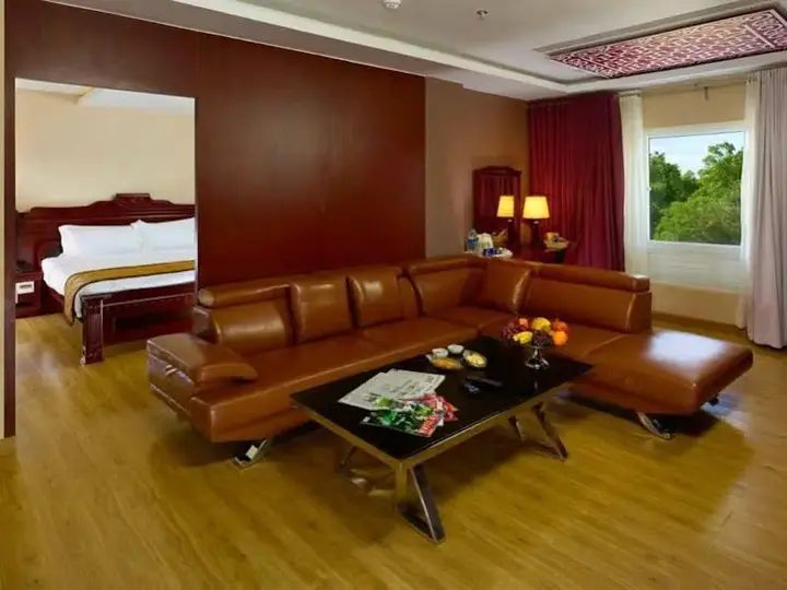 Маниячи: Hotel Palmyra Grand Suite
