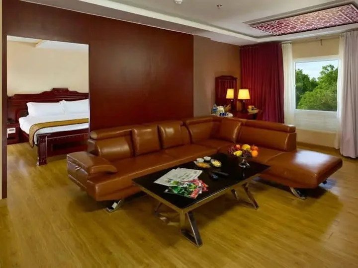 Маниячи: Hotel Palmyra Grand Suite
