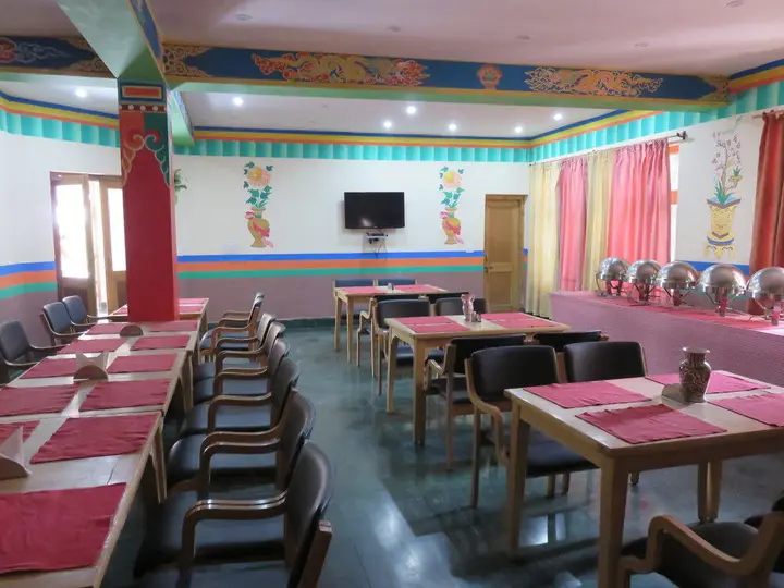 Лех: The Auspicious Hotel