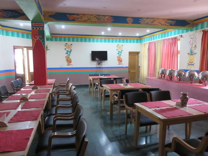 Лех: The Auspicious Hotel