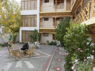 Лех: The Auspicious Hotel