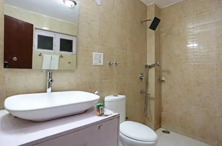 Лех: The Auspicious Hotel