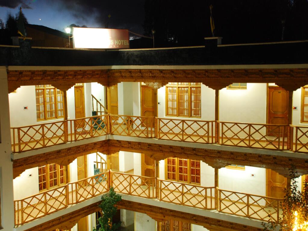 Лех: The Auspicious Hotel