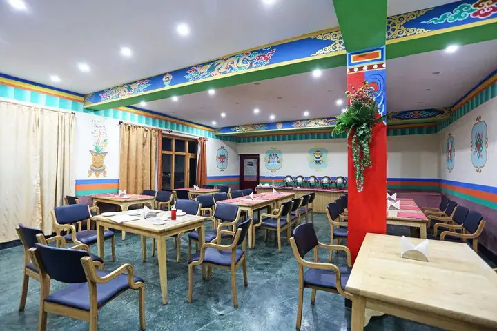 Лех: The Auspicious Hotel