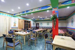 Лех: The Auspicious Hotel