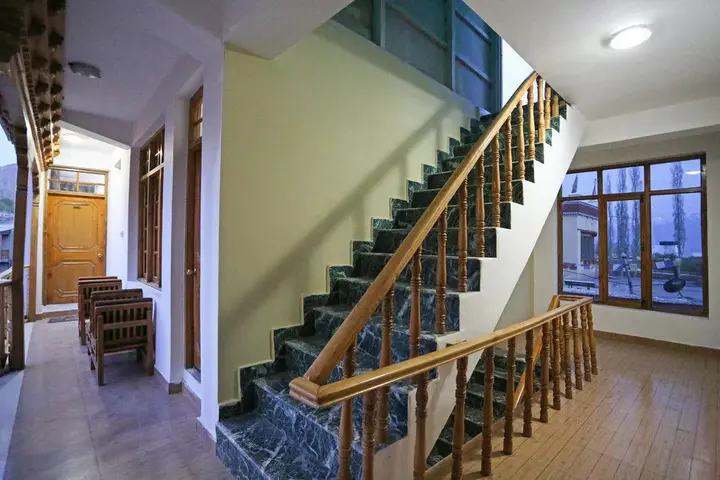 Лех: The Auspicious Hotel
