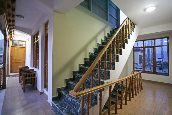 Лех: The Auspicious Hotel