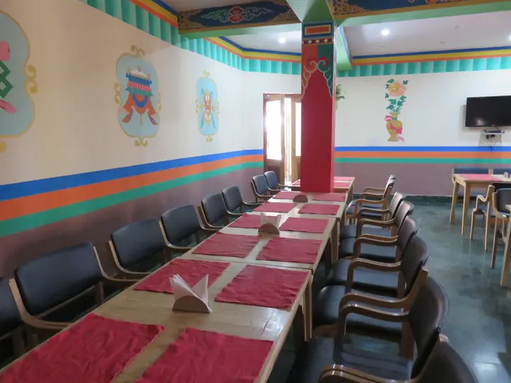 Лех: The Auspicious Hotel