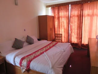 Лех: The Auspicious Hotel