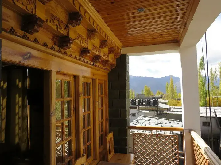 Лех: The Auspicious Hotel