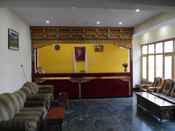 Лех: The Auspicious Hotel
